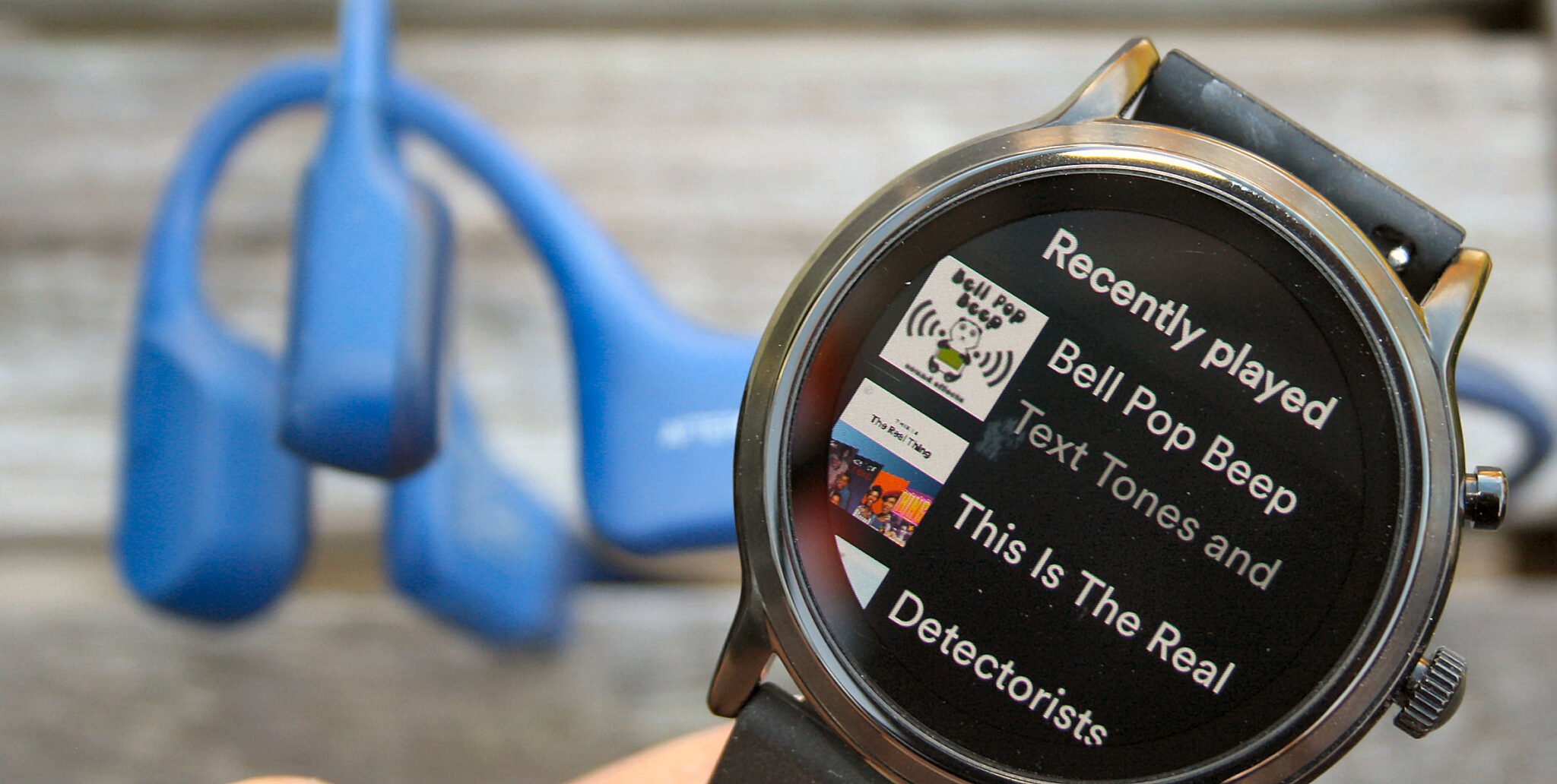 Fossil Gen5 in good condition works good! Fossil Gen 5 puts style over functionality but makes for a  main image 2