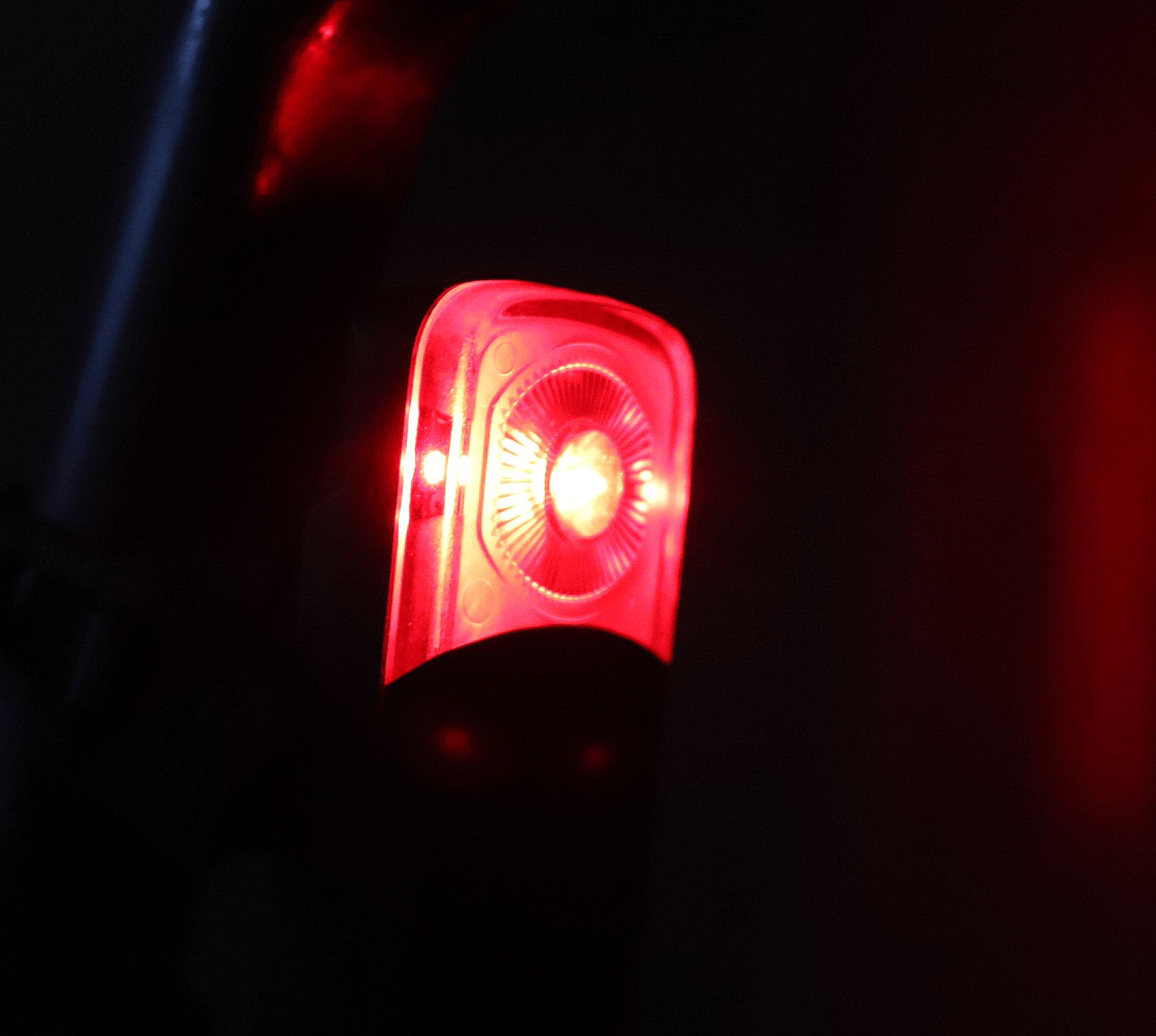 Bryton R300 テールライト レッド Bryton Gardia R300L Review - Radar and Tail Light (R300)