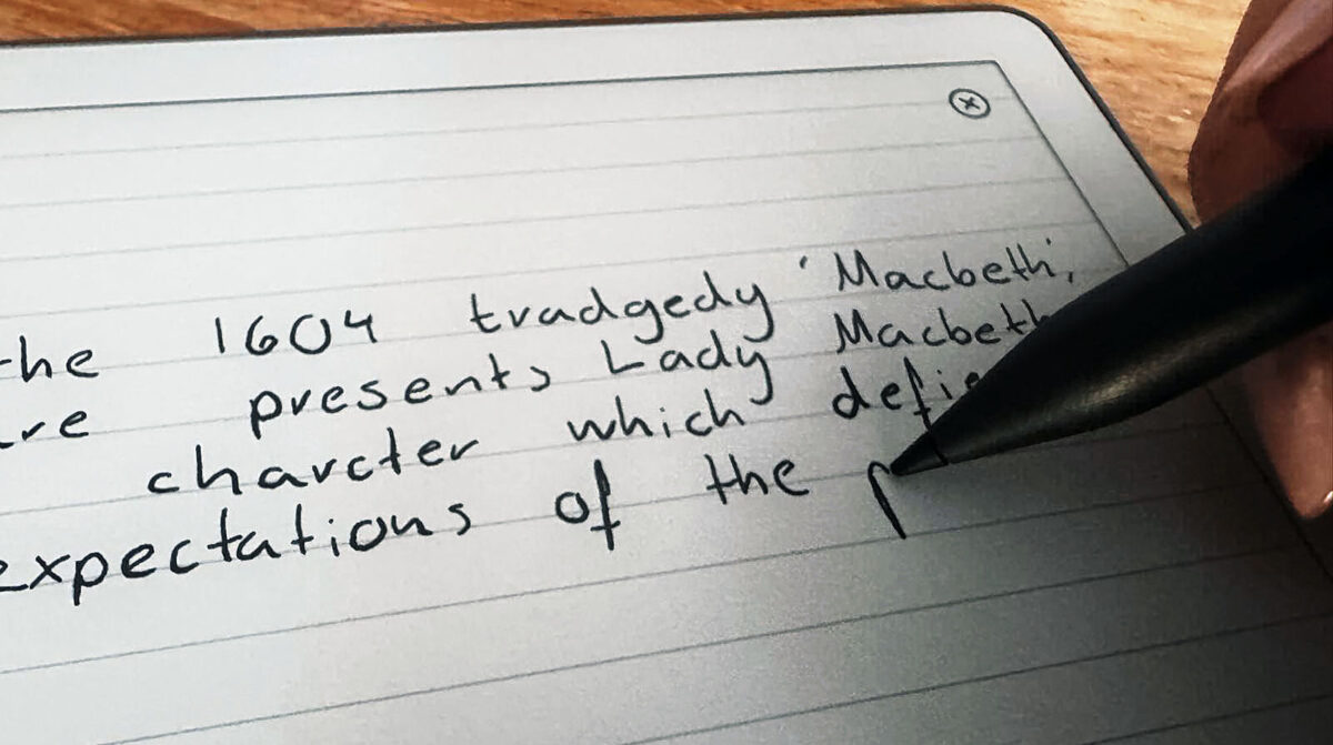 reMarkable Paper Pure stylus tip close to screen showing writing accuracy